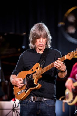 Cracow, Polonya-Juni 28, 2019: Nigel Kennedy ve Mike Stern Krakow Summer Jazz Festivali 'nde Auditorium maksimum uj aşamasında Jimi Hendrix oynuyor. Polonya