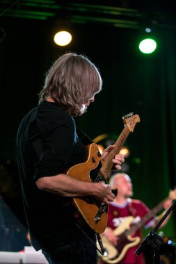 Cracow, Polonya-Juni 28, 2019: Nigel Kennedy ve Mike Stern Krakow Summer Jazz Festivali 'nde Auditorium maksimum uj aşamasında Jimi Hendrix oynuyor. Polonya