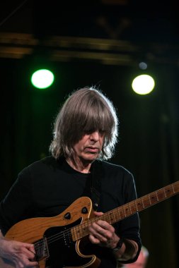 Cracow, Polonya-Juni 28, 2019: Nigel Kennedy ve Mike Stern Krakow Summer Jazz Festivali 'nde Auditorium maksimum uj aşamasında Jimi Hendrix oynuyor. Polonya