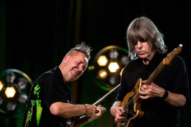 Cracow, Polonya-Juni 28, 2019: Nigel Kennedy ve Mike Stern Krakow Summer Jazz Festivali 'nde Auditorium maksimum uj aşamasında Jimi Hendrix oynuyor. Polonya