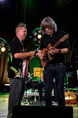 Cracow, Polonya-Juni 28, 2019: Nigel Kennedy ve Mike Stern Krakow Summer Jazz Festivali 'nde Auditorium maksimum uj aşamasında Jimi Hendrix oynuyor. Polonya