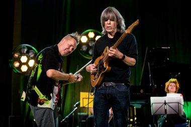 Cracow, Polonya-Juni 28, 2019: Nigel Kennedy ve Mike Stern Krakow Summer Jazz Festivali 'nde Auditorium maksimum uj aşamasında Jimi Hendrix oynuyor. Polonya