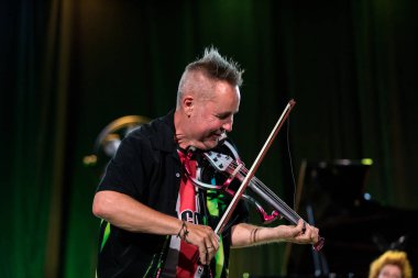 Cracow, Polonya-Juni 28, 2019: Nigel Kennedy ve Mike Stern Krakow Summer Jazz Festivali 'nde Auditorium maksimum uj aşamasında Jimi Hendrix oynuyor. Polonya