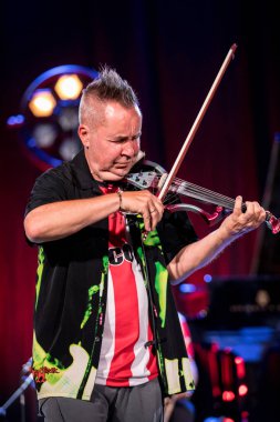 Cracow, Polonya-Juni 28, 2019: Nigel Kennedy ve Mike Stern Krakow Summer Jazz Festivali 'nde Auditorium maksimum uj aşamasında Jimi Hendrix oynuyor. Polonya
