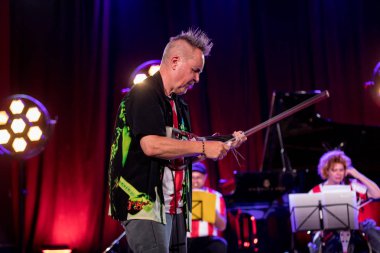 Cracow, Polonya-Juni 28, 2019: Nigel Kennedy ve Mike Stern Krakow Summer Jazz Festivali 'nde Auditorium maksimum uj aşamasında Jimi Hendrix oynuyor. Polonya