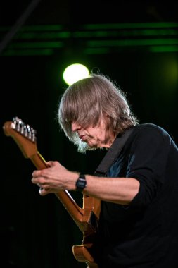 Cracow, Polonya-Juni 28, 2019: Nigel Kennedy ve Mike Stern Krakow Summer Jazz Festivali 'nde Auditorium maksimum uj aşamasında Jimi Hendrix oynuyor. Polonya