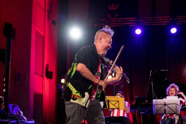 Cracow, Polonya-Juni 28, 2019: Nigel Kennedy ve Mike Stern Krakow Summer Jazz Festivali 'nde Auditorium maksimum uj aşamasında Jimi Hendrix oynuyor. Polonya