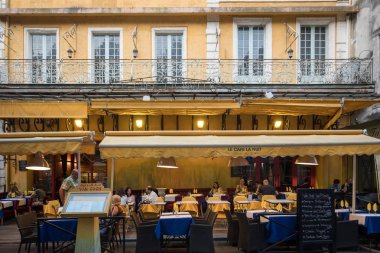 Arles, Fransa - 24 Haziran 2017: Arles 'deki Place du Forum' da Cafe Van Gogh. Provence, Fransa. Bu, Vincent Van Gogh 'un 1888' de yaptığı Cafe Terrace ile aynı..