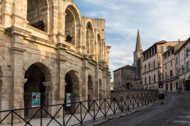 Arles, Fransa - 24 Haziran 2017: Roman Amphitheater Arles eski şehir ' Provence'de Güney Fransa.