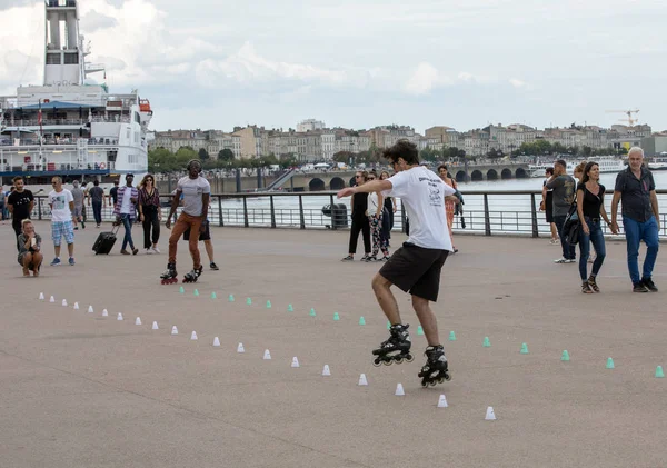 Bordeaux Francja Września 2018 Roller Skater Wykonuje Akrobacje Quai Louis — Zdjęcie stockowe