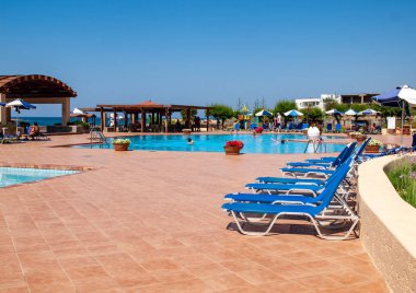 Malia. Girit, Yunanistan-Juni 18, 2019: Girit, Yunanistan üzerinde Malia Lüks Otel yüzme havuzu
