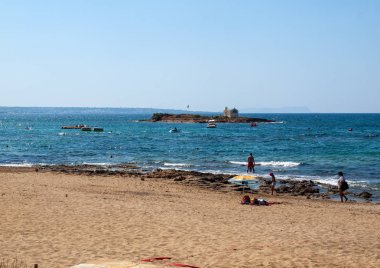 Malia, Girit, Yunanistan-Juni 18, 2019: Insanlar Malia, Girit, Yunanistan plajda güneşli bir günde dinleniyor