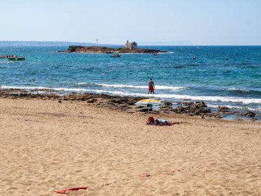 Malia, Girit, Yunanistan-Juni 18, 2019: Insanlar Malia, Girit, Yunanistan plajda güneşli bir günde dinleniyor