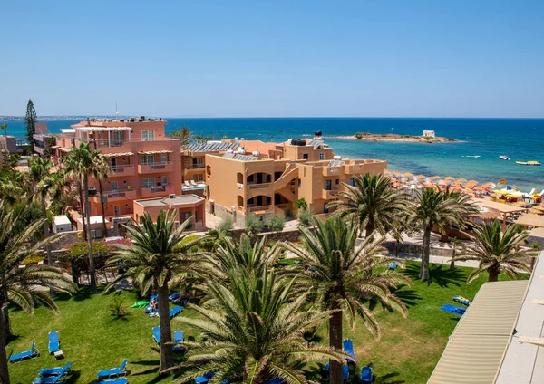 Malia. Girit, Yunanistan - Juni 18, 2019: Girit'te Malia'da plaj ve lüks otel, Yunanistan
