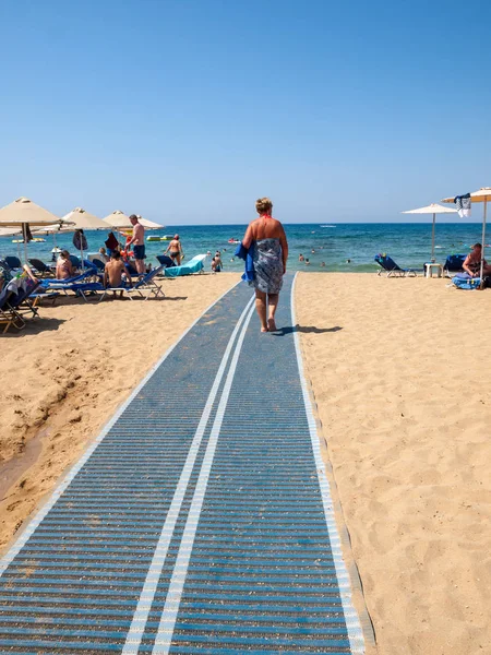 Malia Creta Grecia Junio 2019 Gente Descansa Día Soleado Playa —  Fotos de Stock