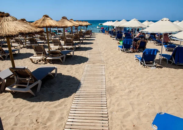 Малія Кріт Греція Juni 2019 Люди Відпочивають Сонячний День Пляжі — стокове фото