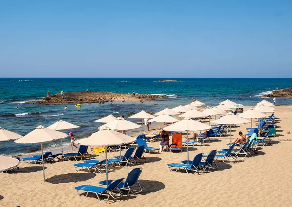 Малія Кріт Греція Juni 2019 Люди Відпочивають Сонячний День Пляжі — стокове фото