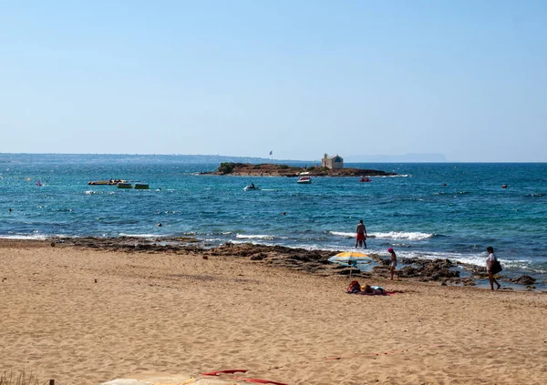 Malia, Girit, Yunanistan-Juni 18, 2019: Insanlar Malia, Girit, Yunanistan plajda güneşli bir günde dinleniyor