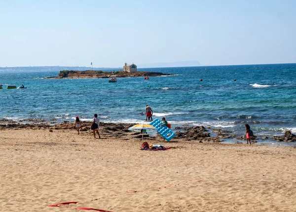 Malia Kreta Grecja Juni 2019 Ludzie Odpoczywają Słoneczny Dzień Plaży — Zdjęcie stockowe