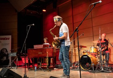 Cracow, Polonya - 9 Temmuz 2019: Bill Evans ve Spy Killers Krakow Yaz Caz Festivali'nde Manggha Japon Sanat ve Teknoloji Müzesi'nde sahnede. Polonya