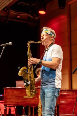 Cracow, Polonya - 9 Temmuz 2019: Bill Evans ve Spy Killers Krakow Yaz Caz Festivali'nde Manggha Japon Sanat ve Teknoloji Müzesi'nde sahnede. Polonya
