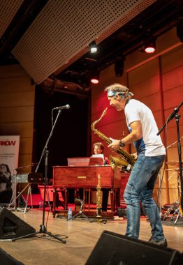 Cracow, Polonya - 9 Temmuz 2019: Bill Evans ve Spy Killers Krakow Yaz Caz Festivali'nde Manggha Japon Sanat ve Teknoloji Müzesi'nde sahnede. Polonya