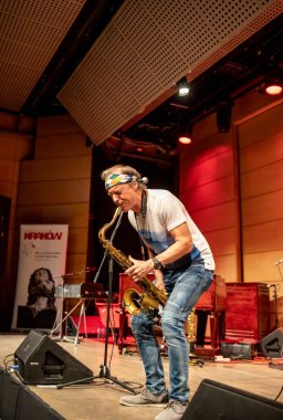 Cracow, Polonya - 9 Temmuz 2019: Bill Evans ve Spy Killers Krakow Yaz Caz Festivali'nde Manggha Japon Sanat ve Teknoloji Müzesi'nde sahnede. Polonya
