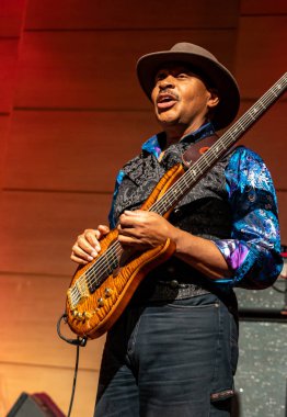 Cracow, Polonya - 9 Temmuz 2019: Bill Evans ve Spy Killers Krakow Yaz Caz Festivali'nde Manggha Japon Sanat ve Teknoloji Müzesi'nde sahnede. Polonya