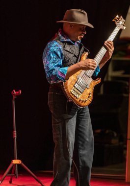 Cracow, Polonya - 9 Temmuz 2019: Bill Evans ve Spy Killers Krakow Yaz Caz Festivali'nde Manggha Japon Sanat ve Teknoloji Müzesi'nde sahnede. Polonya