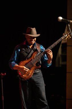 Cracow, Polonya - 9 Temmuz 2019: Bill Evans ve Spy Killers Krakow Yaz Caz Festivali'nde Manggha Japon Sanat ve Teknoloji Müzesi'nde sahnede. Polonya