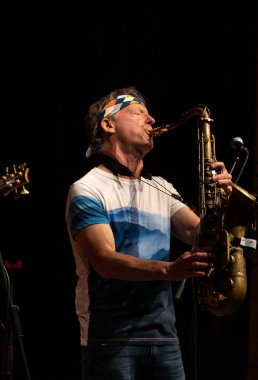 Cracow, Polonya - 9 Temmuz 2019: Bill Evans ve Spy Killers Krakow Yaz Caz Festivali'nde Manggha Japon Sanat ve Teknoloji Müzesi'nde sahnede. Polonya