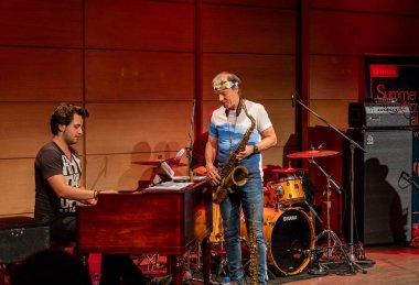 Cracow, Polonya - 9 Temmuz 2019: Bill Evans ve Spy Killers Krakow Yaz Caz Festivali'nde Manggha Japon Sanat ve Teknoloji Müzesi'nde sahnede. Polonya