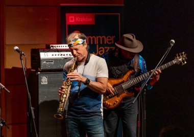 Cracow, Polonya - 9 Temmuz 2019: Bill Evans ve Spy Killers Krakow Yaz Caz Festivali'nde Manggha Japon Sanat ve Teknoloji Müzesi'nde sahnede. Polonya
