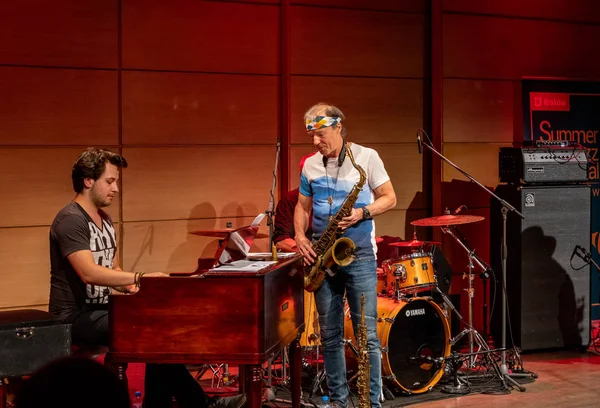 Cracow, Polonya - 9 Temmuz 2019: Bill Evans ve Spy Killers Krakow Yaz Caz Festivali'nde Manggha Japon Sanat ve Teknoloji Müzesi'nde sahnede. Polonya