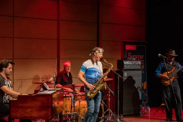 Cracow, Polonya - 9 Temmuz 2019: Bill Evans ve Spy Killers Krakow Yaz Caz Festivali'nde Manggha Japon Sanat ve Teknoloji Müzesi'nde sahnede. Polonya