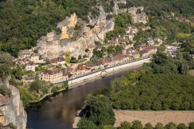  La Roque-Gageac manzaralı köy Dordogne nehri, Fransa