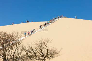 Dune Pilat, Fransa - Eylül 10,2018: Dune du Pilat, Aquitaine, Fransa Avrupa tırmanma insanlar 