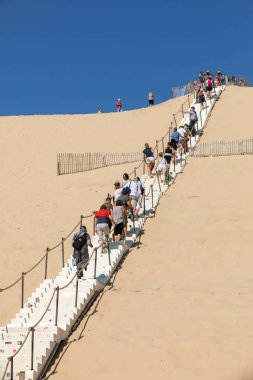 Dune Pilat, Fransa - Eylül 10,2018: Dune du Pilat, Aquitaine, Fransa Avrupa tırmanma insanlar 