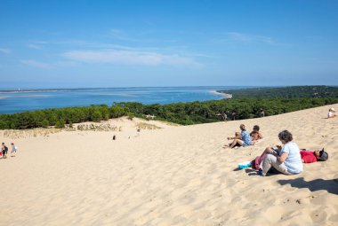 Pilat Kumulu, Fransa - 10 Eylül 2018: Avrupa 'nın en uzun kum tepesi olan Pilat Kumulundaki İnsanlar. La Teste-de-Buch, Arcachon Körfezi, Aquitaine, Fransa 