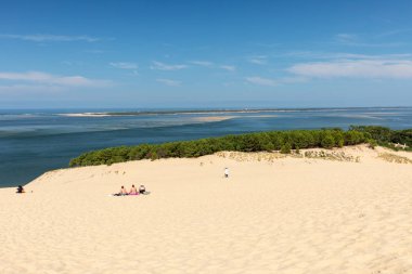 Pilat Kumulu, Fransa - 10 Eylül 2018: Avrupa 'nın en uzun kum tepesi olan Pilat Kumulundaki İnsanlar. La Teste-de-Buch, Arcachon Körfezi, Aquitaine, Fransa 