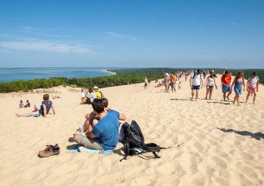Pilat Kumulu, Fransa - 10 Eylül 2018: Avrupa 'nın en uzun kum tepesi olan Pilat Kumulundaki İnsanlar. La Teste-de-Buch, Arcachon Körfezi, Aquitaine, Fransa 