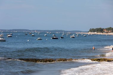 Arcachon, Fransa-10 Eylül 2018: Archachon Körfezi, Gironde, Fransa 'da demirlemiş tekneler