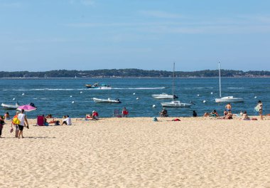 Arcachon, Fransa - 10 Eylül 2018: İnsanlar güneşli bir gün Arcachon, Fransa için kum plajındaki tadını çıkarıyor
