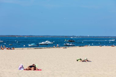 Arcachon, Fransa - 10 Eylül 2018: İnsanlar güneşli bir gün Arcachon, Fransa için kum plajındaki tadını çıkarıyor