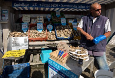 Cancale, Fransa - 15 Eylül 2018: Cancale 'deki balıkçılıktan taze istiridye satışı. Britanya, Fransa
