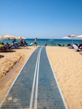 Malia, Girit, Yunanistan-Juni 18, 2019: Insanlar Malia, Girit, Yunanistan plajda güneşli bir günde dinleniyor