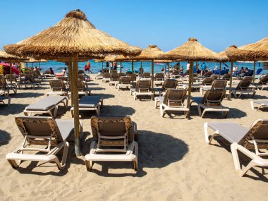 Malia, Girit, Yunanistan-Juni 18, 2019: Girit, Yunanistan 'daki Malia plajında şezlonglar