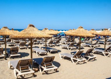 Malia, Girit, Yunanistan-Juni 18, 2019: Girit, Yunanistan 'daki Malia plajında şezlonglar