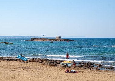 Malia, Girit, Yunanistan-Juni 18, 2019: Insanlar Malia, Girit, Yunanistan plajda güneşli bir günde dinleniyor