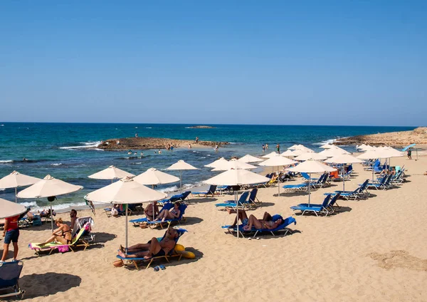 Malia Creta Grecia Junio 2019 Gente Descansa Día Soleado Playa —  Fotos de Stock